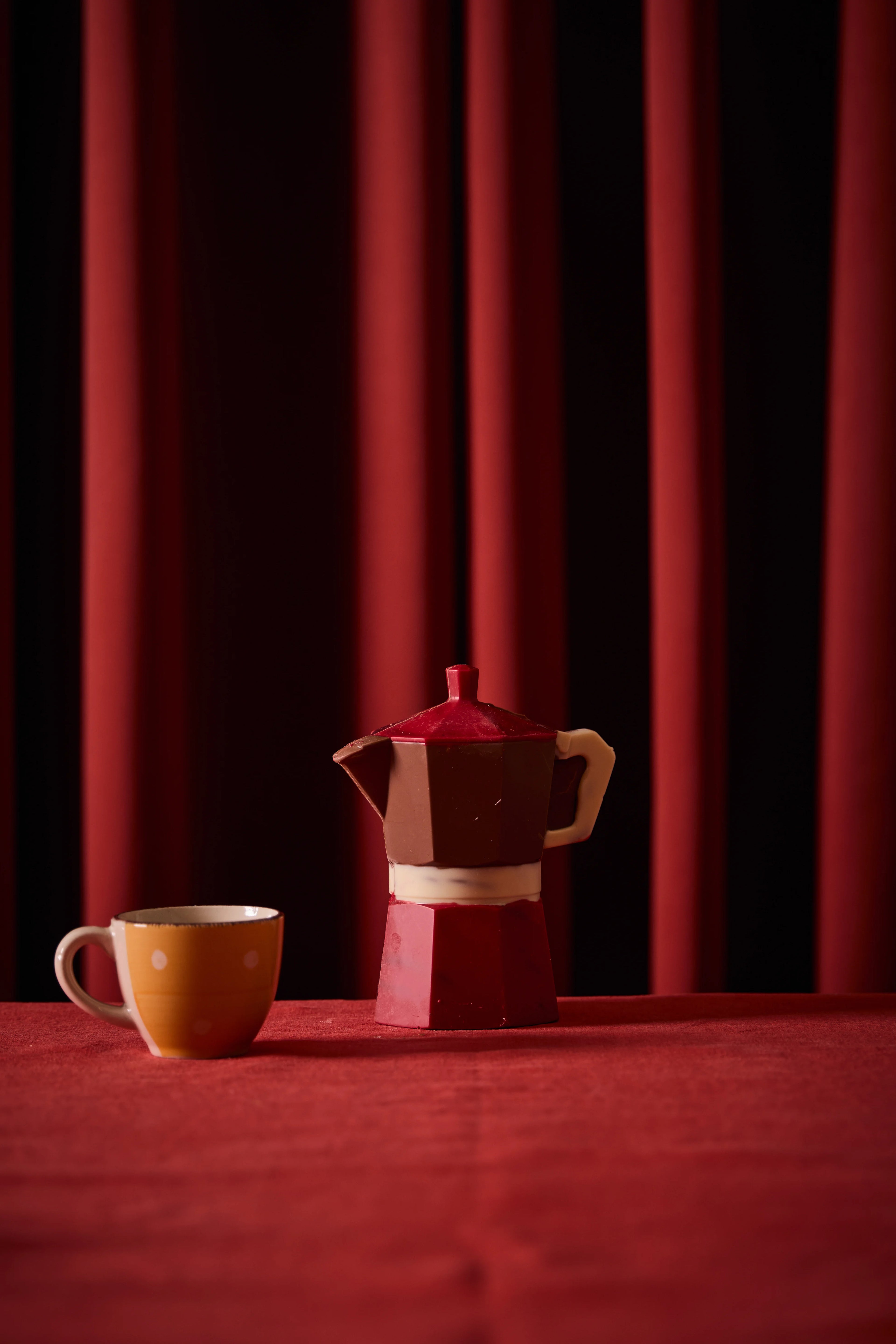 Caffettiera di cioccolato al latte