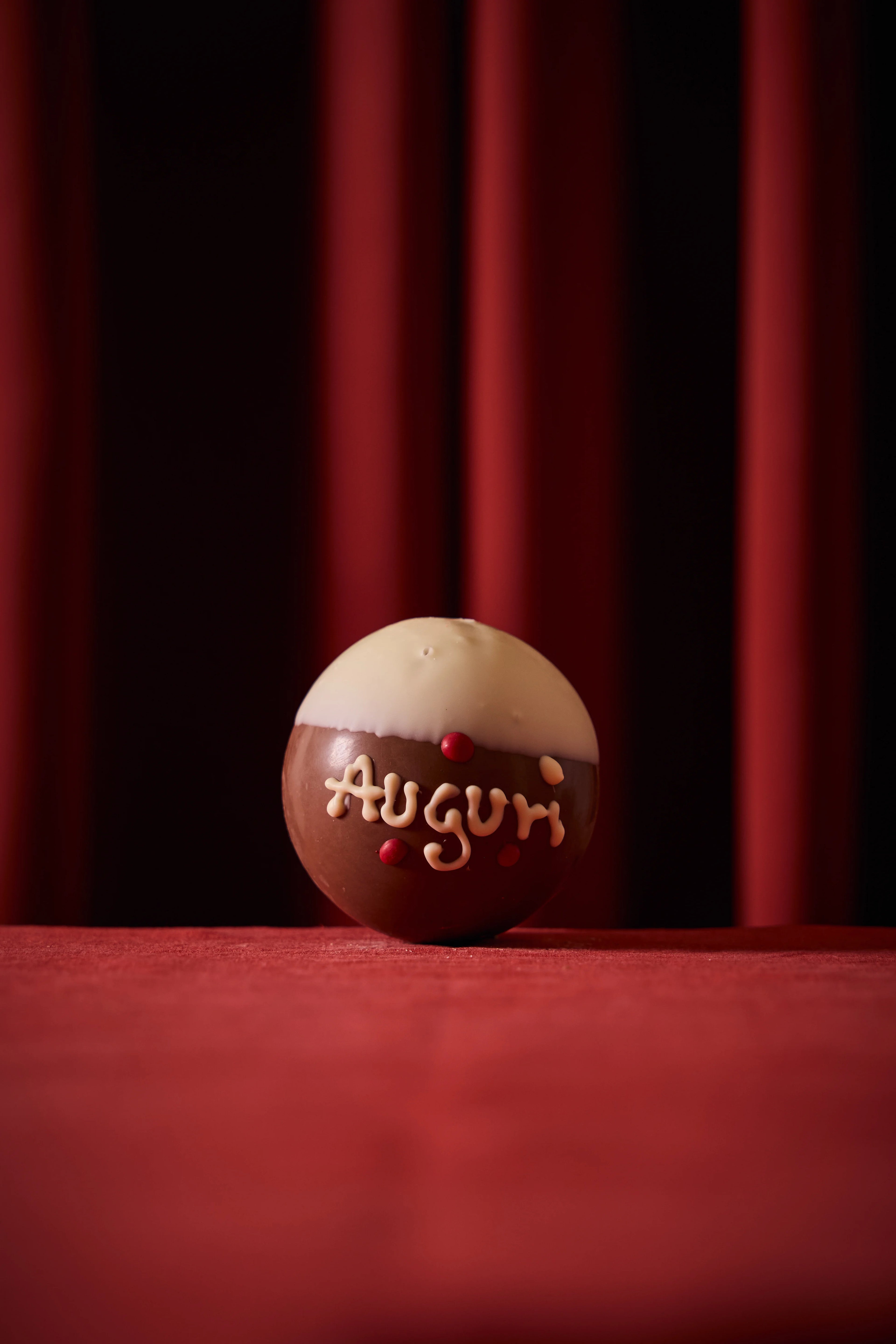 Sfere di Natale di cioccolato al latte