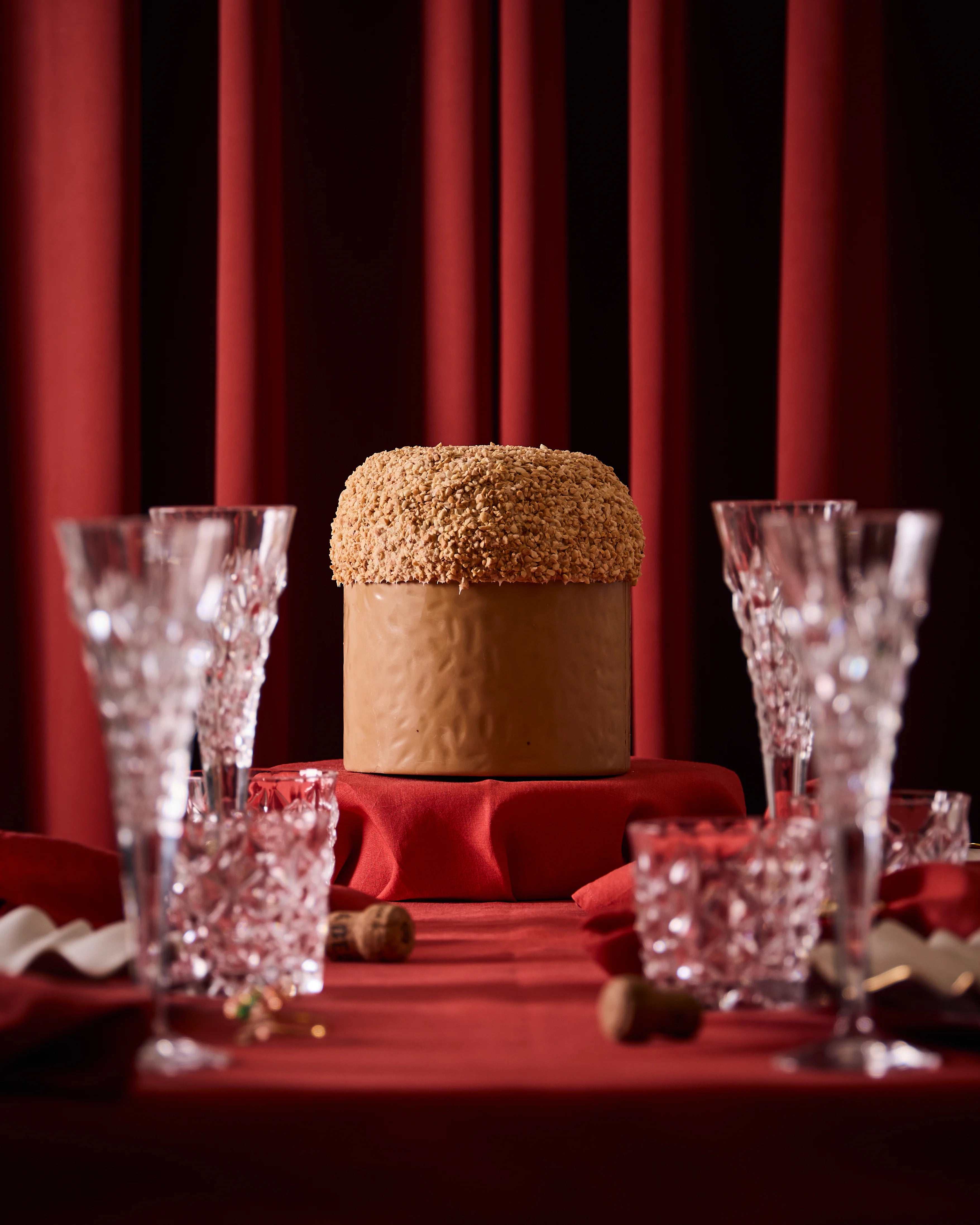 Cioccolato al Caramello a forma di Panettone ricoperto con granella di arachidi