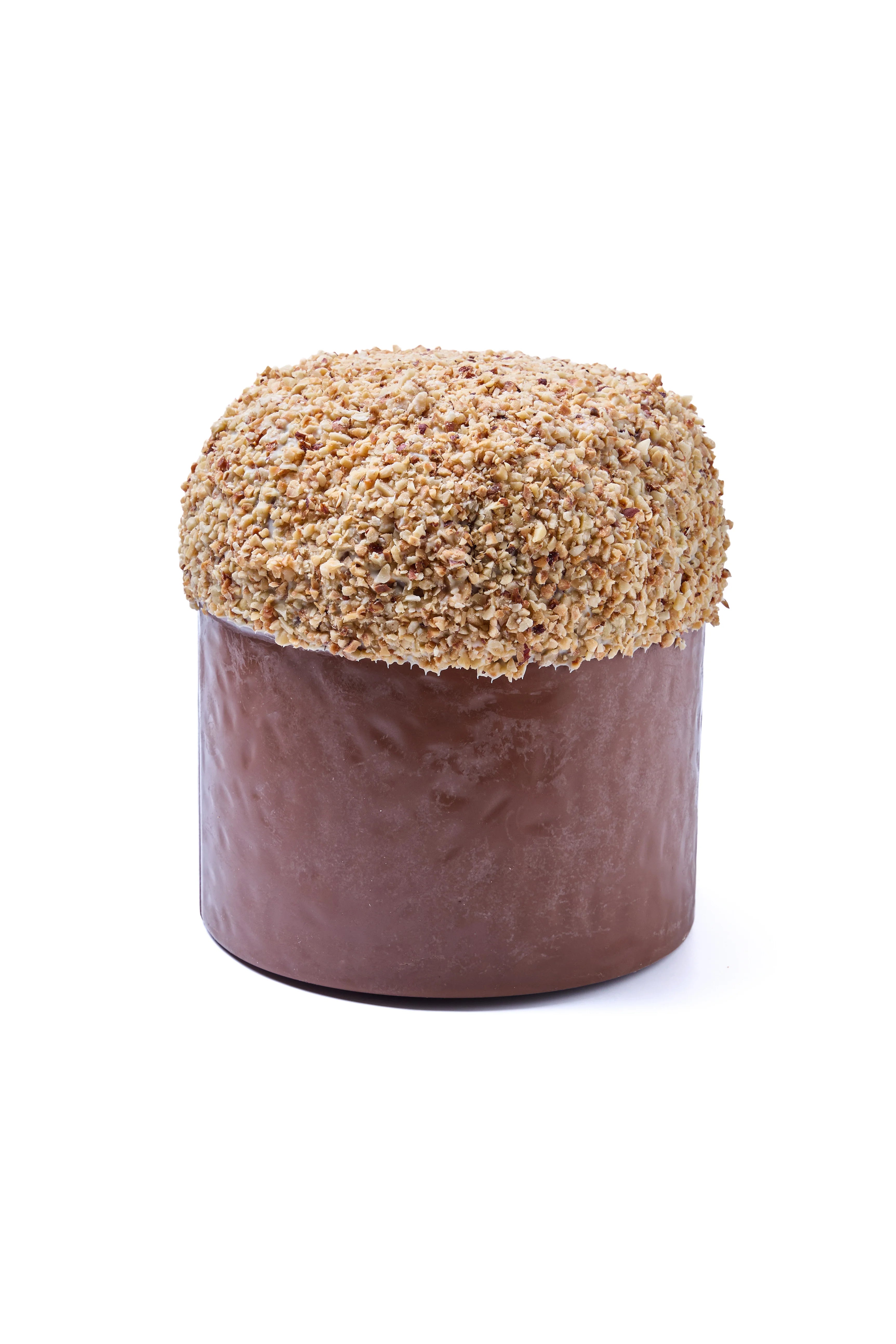 Cioccolato al Latte a forma di Panettone ricoperto con granella di nocciole