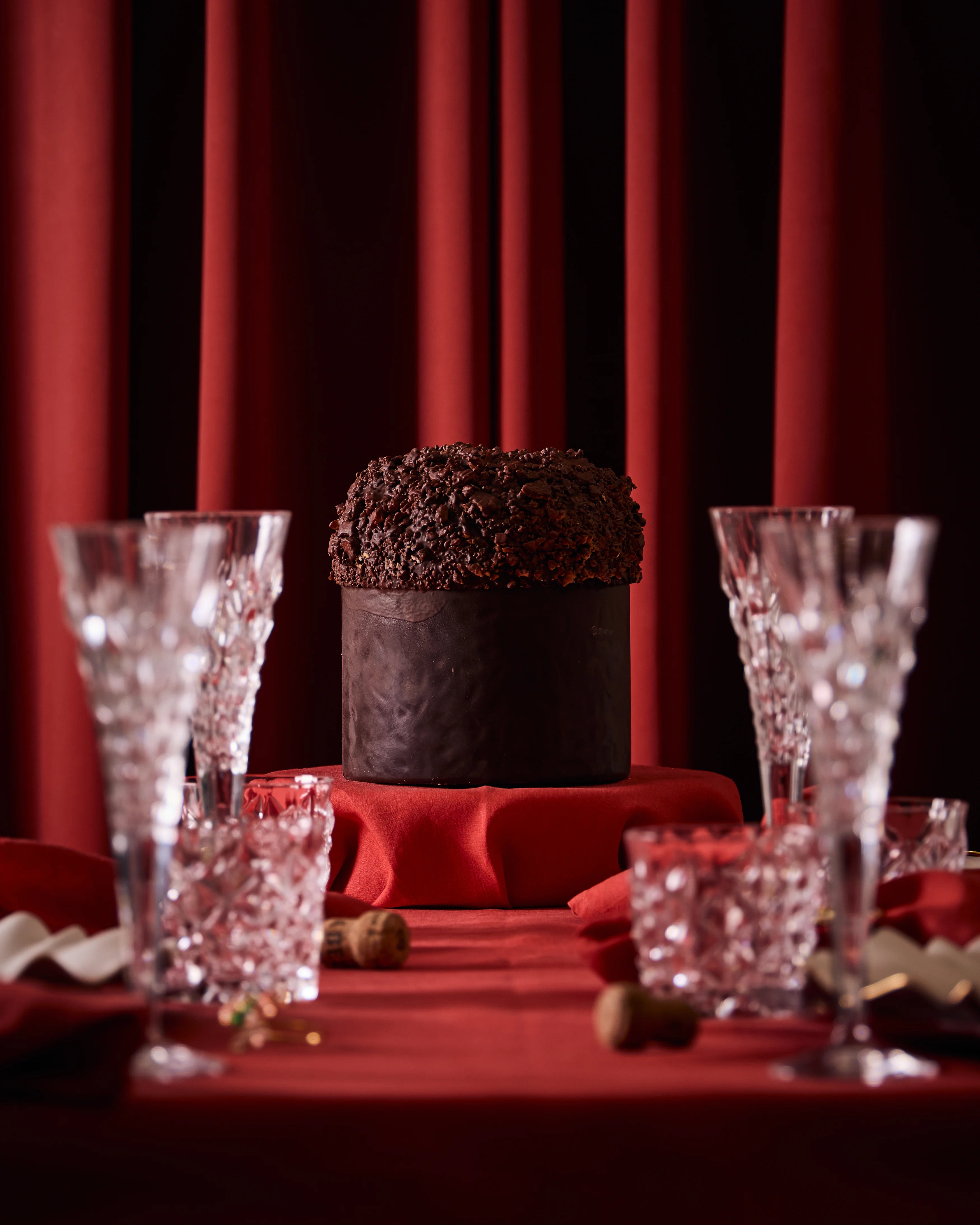 Cioccolato Fondente a forma di Panettone ricoperto con granella di Zenotto